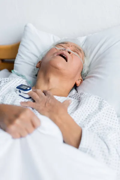 Doente Asiático Doente Com Oxímetro Pulso Cânula Nasal Deitado Cama — Fotografia de Stock