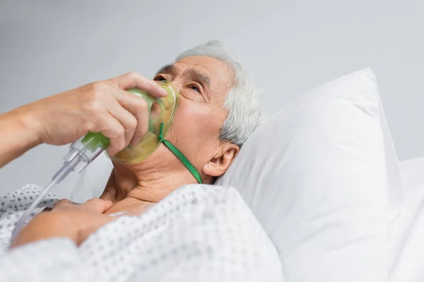 Elderly Asian Patient Breathing Oxygen Mask Bed Clinic — Stock Photo, Image