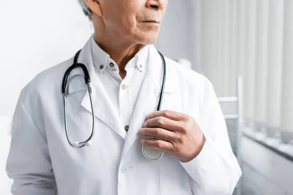 Widok Starszego Lekarza Trzymającego Stetoskop Klinice — Zdjęcie stockowe