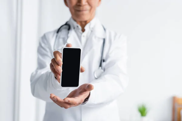 Vista Recortada Del Teléfono Inteligente Manos Del Médico Borroso Clínica — Foto de Stock