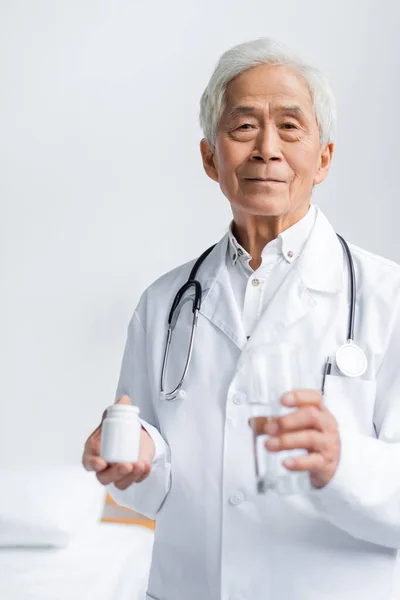 Senior Asiatico Medico Holding Bicchiere Acqua Vaso Con Pillole Ospedale — Foto Stock