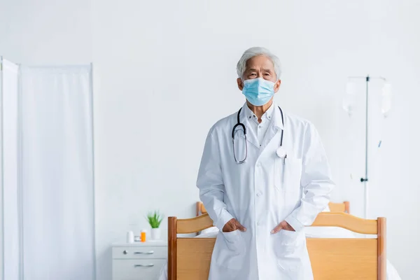 Sénior Asiático Médico Máscara Médica Olhando Para Câmera Hospital Ward — Fotografia de Stock