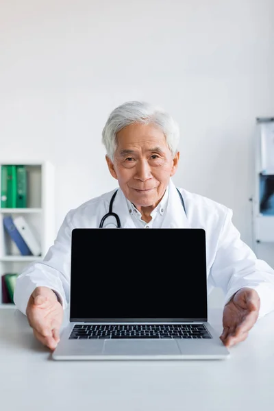 Personnes Âgées Asiatique Médecin Regardant Caméra Près Ordinateur Portable Avec — Photo