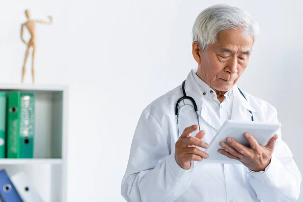 Senior Asian Doctor Using Digital Tablet While Working Clinic — Stock Photo, Image