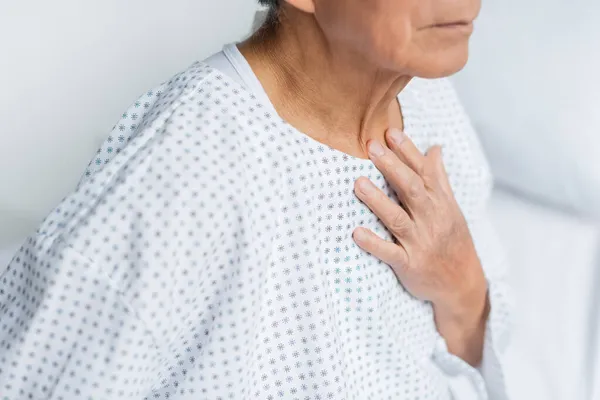 Gewassen Beeld Van Senior Patiënt Toga Aanraken Borst Ziekenhuis Afdeling — Stockfoto