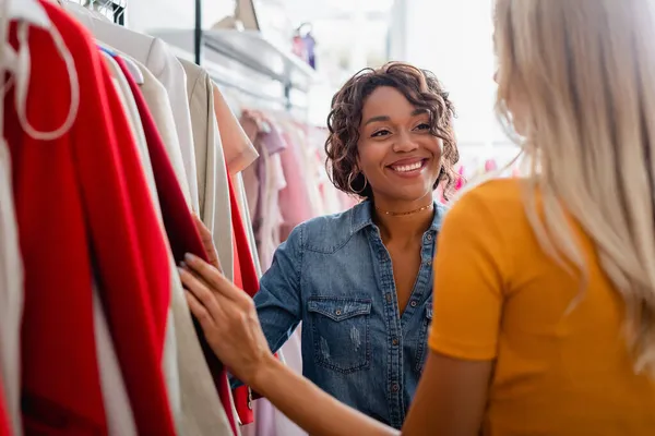 Feliz Africano Americano Tienda Asistente Mirando Rubia Cliente Boutique — Foto de Stock