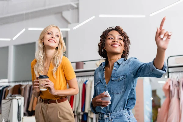 Mujer Rubia Sosteniendo Una Taza Papel Cerca Feliz Asistente Tienda — Foto de Stock