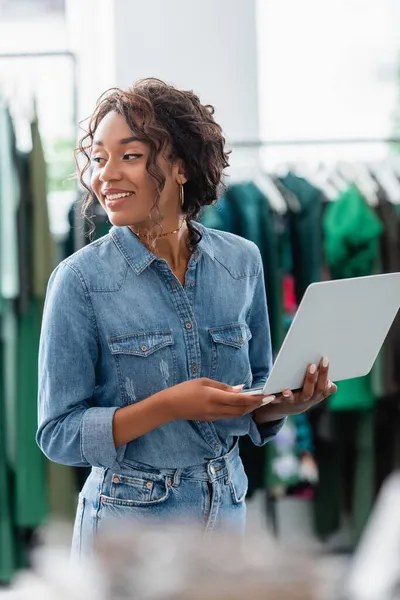 Boldog Afro Amerikai Kezében Laptop Butikban — Stock Fotó