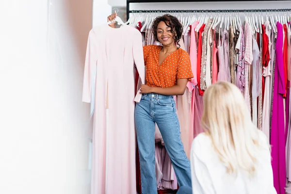 Gelukkig Afrikaans Amerikaans Vrouw Holding Hanger Met Roze Jurk Buurt — Stockfoto