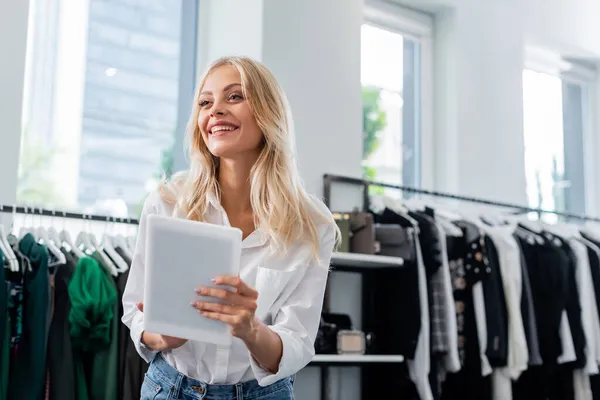 Vrolijke Verkoop Assistent Wit Shirt Met Digitale Tablet Kleding Boetiek — Stockfoto