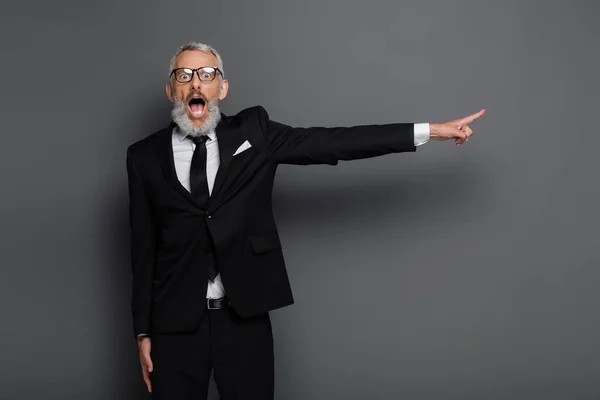 Sorprendido Hombre Negocios Mediana Edad Gafas Apuntando Con Dedo Gris — Foto de Stock