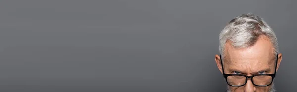 Обрізаний Вид Середнього Віку Бізнесмена Окулярах Ізольований Сірому Банер — стокове фото