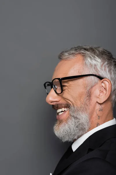 戴眼镜纹身的中年商人 戴着灰色眼镜笑着 — 图库照片