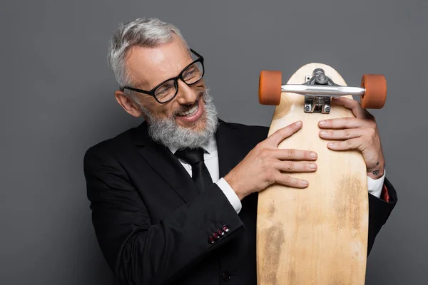 Glücklicher Und Reifer Geschäftsmann Brille Mit Longboard Auf Grau — Stockfoto