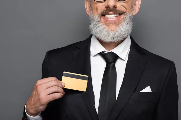 Καλλιεργημένη Άποψη Του Χαρούμενου Μεσήλικας Επιχειρηματίας Κοστούμι Κρατώντας Πιστωτική Κάρτα — Φωτογραφία Αρχείου