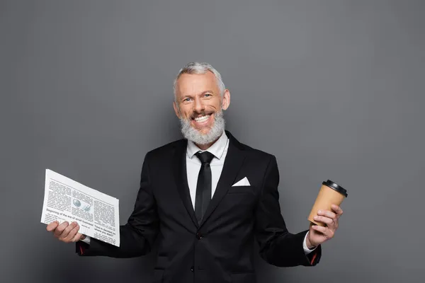 Homem Negócios Meia Idade Positivo Segurando Copo Papel Jornal Cinza — Fotografia de Stock