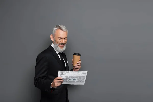 Alegre Hombre Negocios Mediana Edad Sosteniendo Taza Papel Leyendo Periódico —  Fotos de Stock