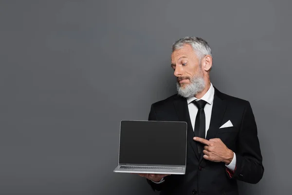 Homem Negócios Meia Idade Terno Apontando Para Laptop Com Tela — Fotografia de Stock