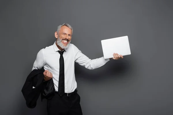 Homem Negócios Meia Idade Feliz Segurando Laptop Blazer Cinza — Fotografia de Stock