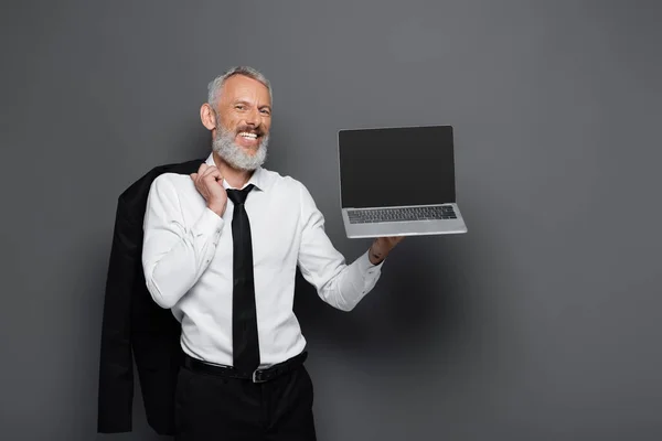 Щасливий Бізнесмен Середнього Віку Костюмі Тримає Ноутбук Порожнім Екраном Блейзер — стокове фото