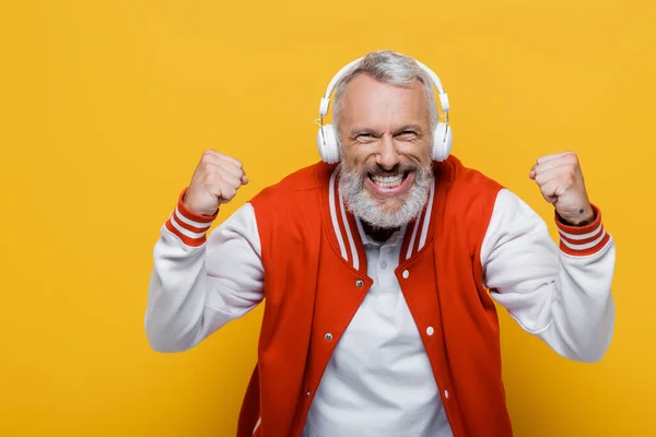 Excitat Bărbat Vârstă Mijlocie Căști Wireless Ascultând Muzică Izolată Galben — Fotografie, imagine de stoc