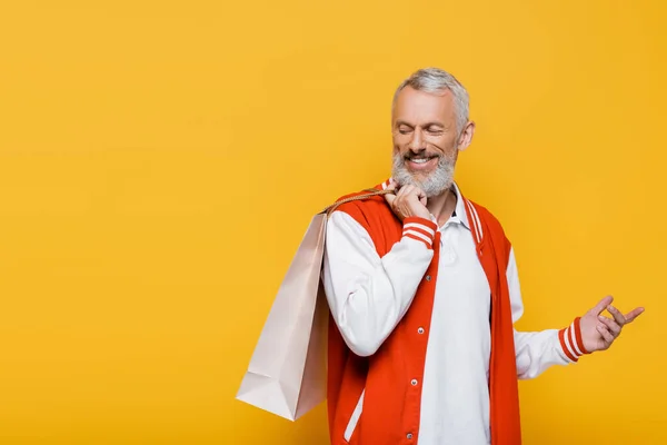 Glücklicher Mann Mittleren Alters Bomberjacke Mit Einkaufstasche Gelb — Stockfoto