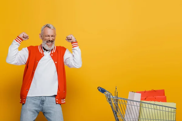 Eccitato Uomo Mezza Età Giacca Bomber Gioire Vicino Carrello Con — Foto Stock