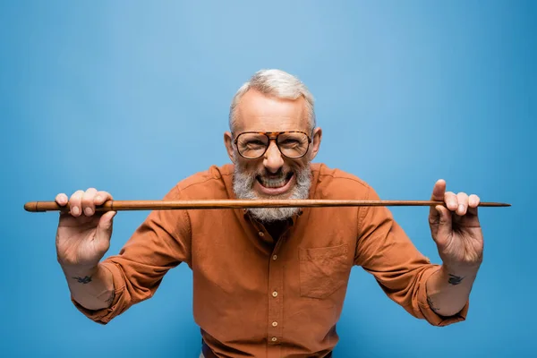 Sorridente Insegnante Mezza Età Bicchieri Tenendo Bastone Puntatore Isolato Blu — Foto Stock