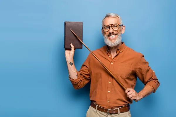 Glad Medelålders Lärare Glasögon Håller Pekpinnen Nära Bok Blå — Stockfoto