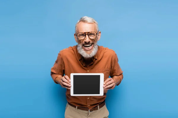 Radosny Mężczyzna Średnim Wieku Okularach Koszuli Trzymając Cyfrowy Tablet Pustym — Zdjęcie stockowe