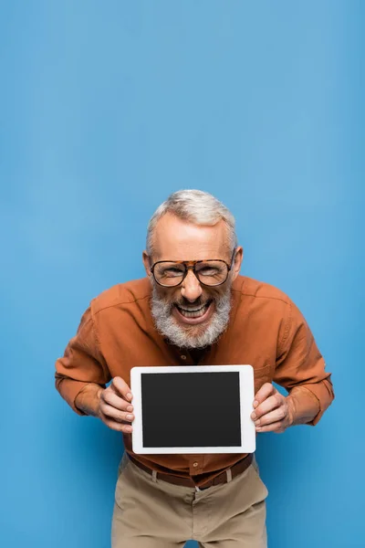 Sorrindo Homem Meia Idade Óculos Camisa Segurando Tablet Digital Com — Fotografia de Stock