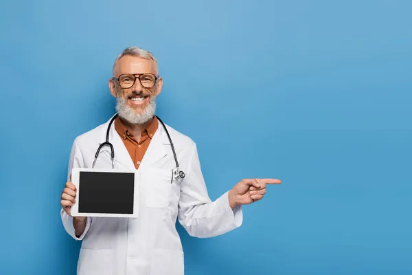 Feliz Médico Mediana Edad Blanco Abrigo Celebración Tableta Digital Con — Foto de Stock