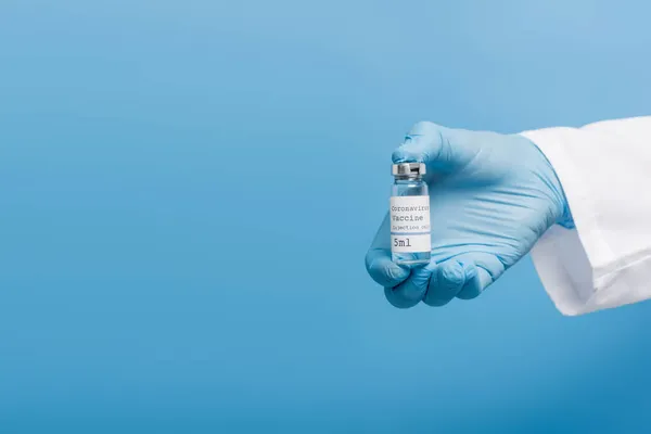 Doktorun Lateks Eldivenli Elinde Coronavirus Aşısı Olan Mavi Bir Şişe — Stok fotoğraf