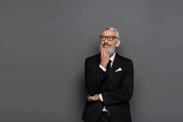 Homem Negócios Meia Idade Satisfeito Terno Óculos Pensando Cinza — Fotografia de Stock