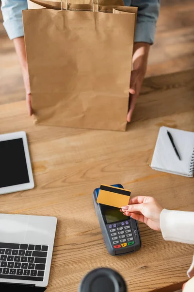 Vista Recortada Del Cliente Pagando Con Tarjeta Crédito Cerca Floristería — Foto de Stock