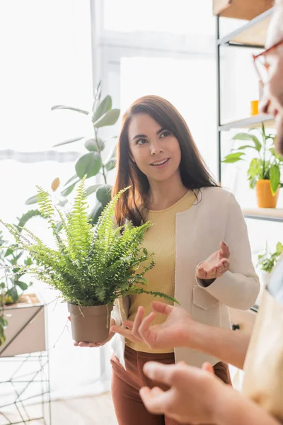 Cliente Sonriente Con Planta Apuntando Floristería Borrosa Tienda Flores — Foto de Stock