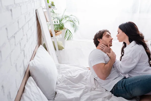 Beyaz Gömlekli Tutkulu Kadın Yatak Odasında Erkek Arkadaşına Sarılıyor — Stok fotoğraf