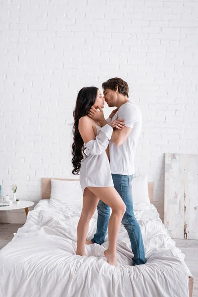 Side View Sexy Young Couple Embracing Kissing While Standing Bed — Stock Photo, Image