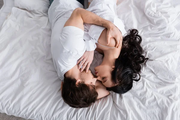 Top View Passionate Young Couple Closed Eyes Embracing White Bedding — Stock Photo, Image