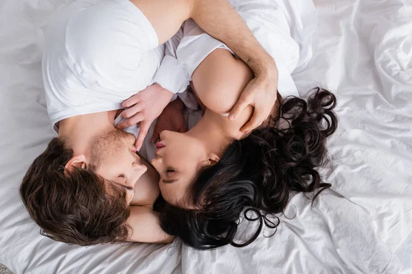 Overhead View Young Passionate Couple Embracing While Lying White Bedding — Stock Photo, Image