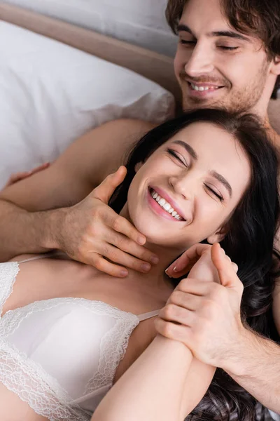 Sexy Jong Paar Glimlachen Bed Ochtend — Stockfoto