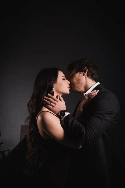 Casal Apaixonado Roupas Elegantes Beijando Noite Quarto — Fotografia de Stock