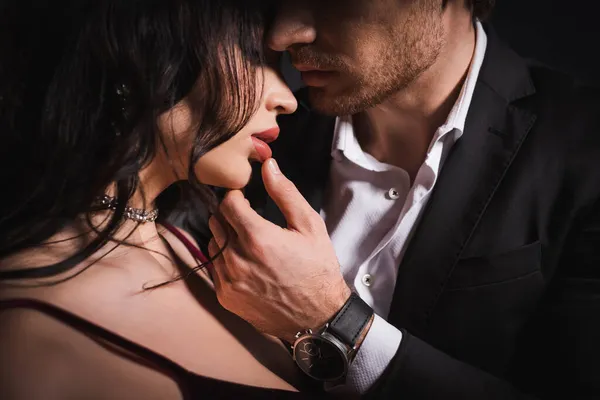 Hombre Elegante Traje Negro Tocando Labios Mujer Morena Sensual — Foto de Stock