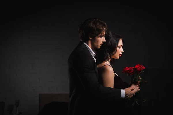 Side View Man Suit Sensual Brunette Woman Red Roses — Stock Photo, Image