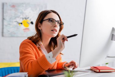 Grafik tabletle çalışırken ekranda Stylus 'u gösteren gözlük rötuşlayıcısı