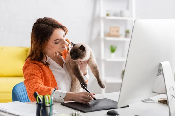 Cheerful Retoucher Working Graphic Tablet While Sitting Work Desk Cat — Stock Photo, Image