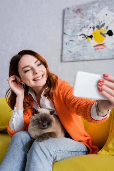Happy Woman Fixing Hair While Sitting Couch Taking Selfie Cat — Stock Photo, Image
