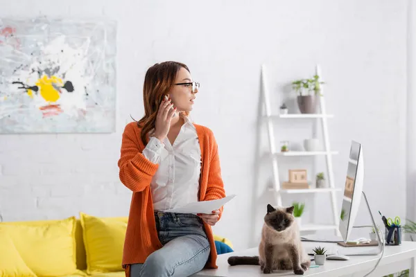 Woman Eyeglasses Talking Cellphone While Sitting Work Desk Cat Computer — Stock Photo, Image