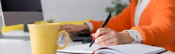 Vue Recadrée Une Femme Écrivant Dans Cahier Près Une Tasse — Photo