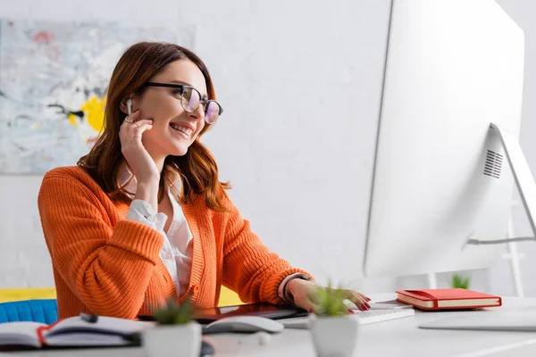 Mulher Feliz Fone Ouvido Sorrindo Durante Videoconferência Computador Casa — Fotografia de Stock